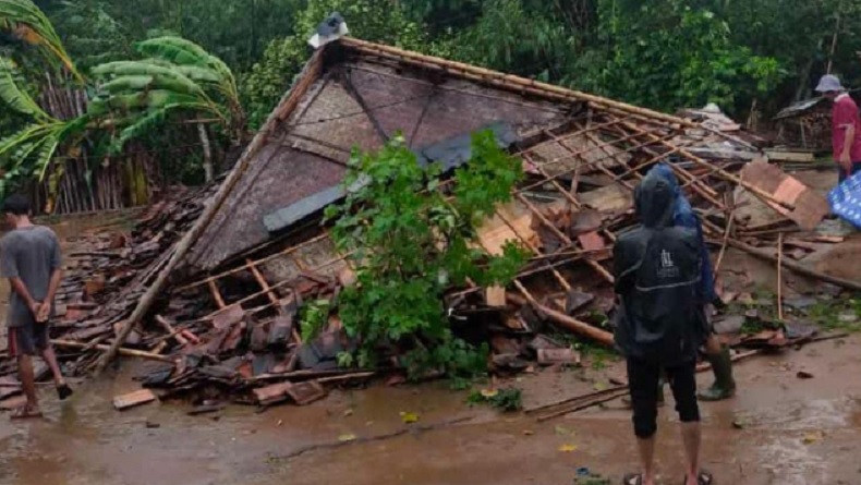 Hujan Disertai Angin Kencang di Lebak, Rumah Ambruk dan Tiang Listrik Roboh