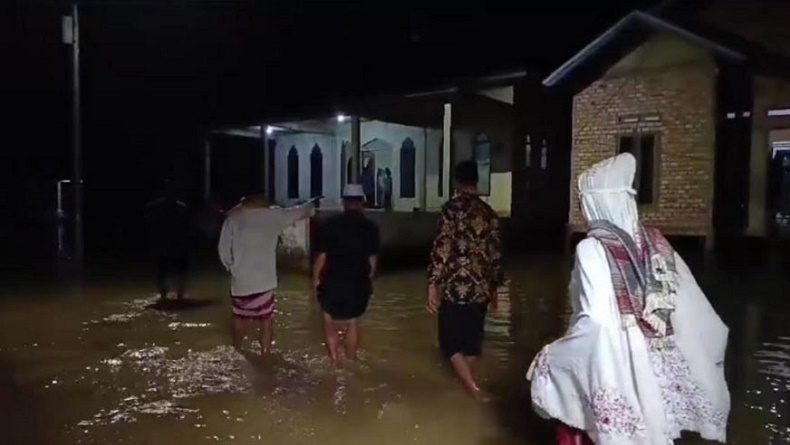 Ramadan di Muarojambi, Warga Salat Tarawih Perdana di Tengah Banjir