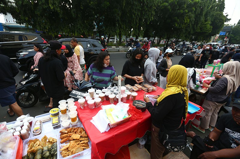 Pedagang Takjil Diserbu Warga di Jalan Panjang Jakbar - Bagian 3