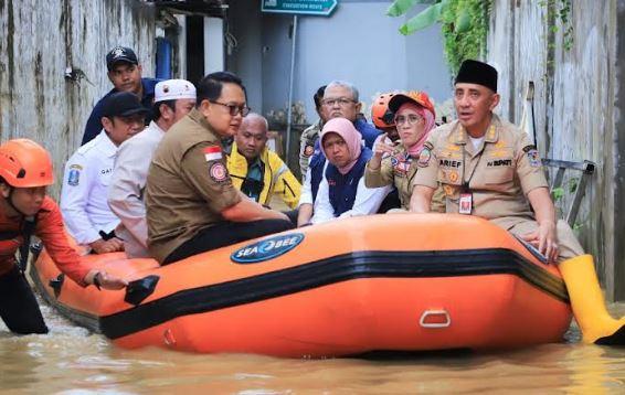 title Banjir hingga Atap Rumah di Bangkalan, 1.600 Kepala Keluarga Terdampak Banjir hingga Atap Rumah di Bangkalan, 1.600 Kepala Keluarga Terdampak