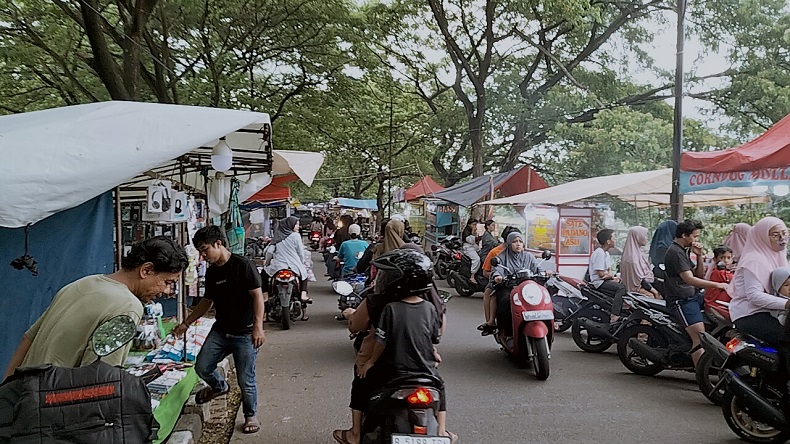 Suasana Ramainya BKT Jakarta Timur, Warga Antusias Berburu Takjil Murah