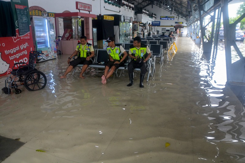 Suasana Stasiun Semarang Tawang Terendam Banjir - Bagian 3