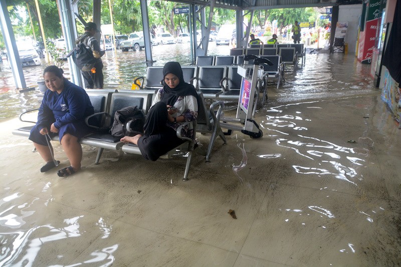 Suasana Stasiun Semarang Tawang Terendam Banjir - Bagian 6