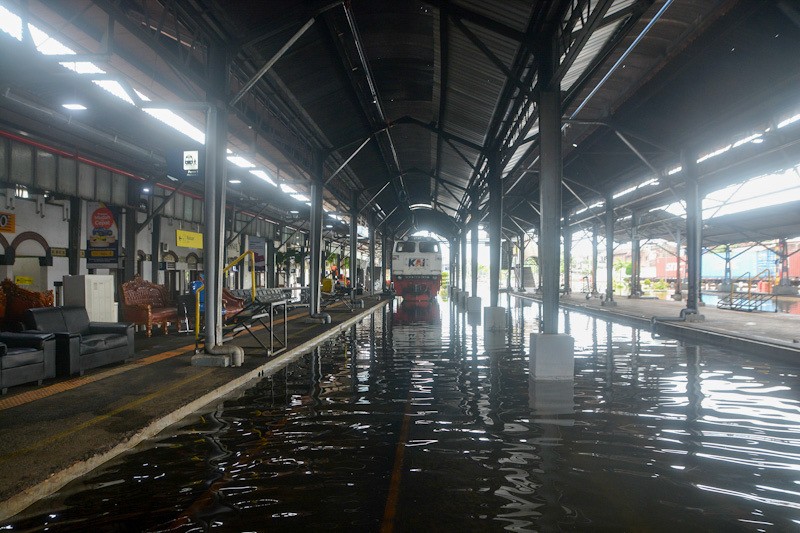 Suasana Stasiun Semarang Tawang Terendam Banjir - Bagian 2