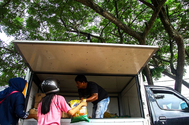 Paket Beras dan Minyak Goreng Murah Diserbu Warga Palembang - Bagian 5