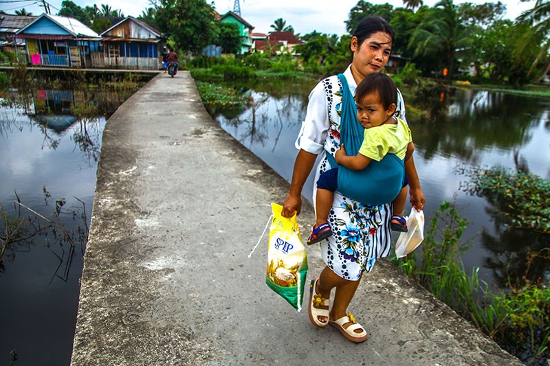 Paket Beras dan Minyak Goreng Murah Diserbu Warga Palembang - Bagian 2