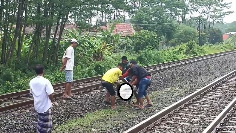 Main di Pelintasan usai Sahur, 2 Bocah di Pekalongan Tewas Tertabrak Kereta Api