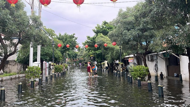 Kawasan Kota Lama Semarang Banjir, Kendaraan Tak Bisa Melintas