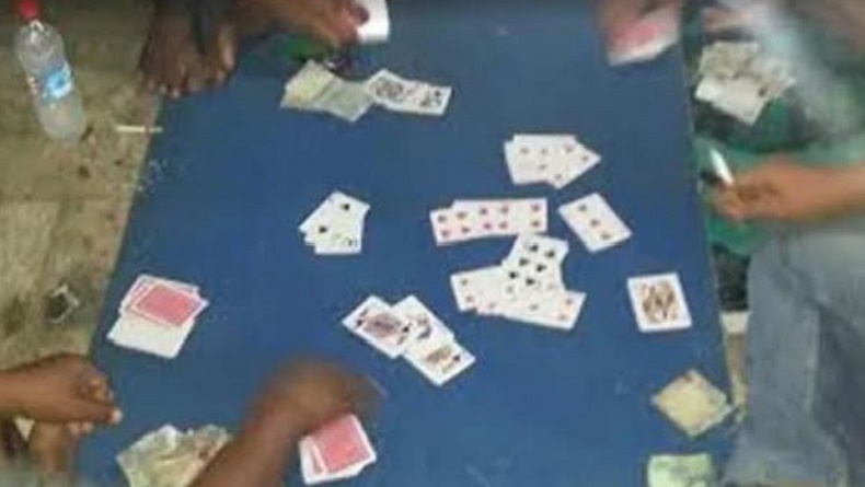 Oknum Polisi Ditangkap Asyik Main Judi dengan Warga di Labuan Bajo NTT