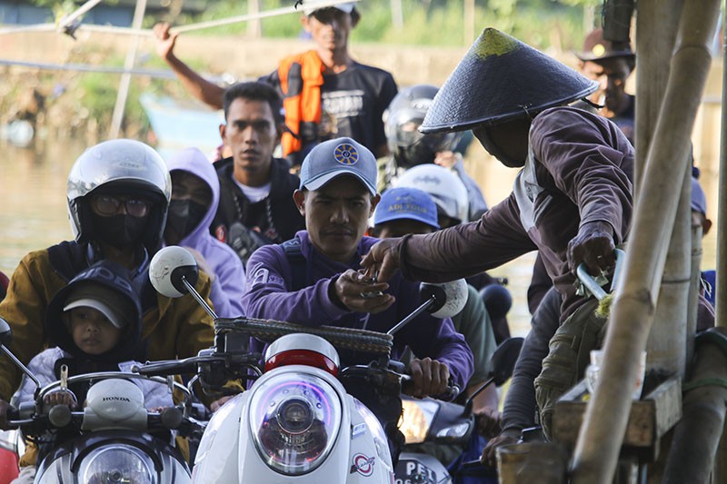 Jasa Perahu Eretan di Penjaringan Bantu Warga Menghindari Kemacetan Ibu Kota - Bagian 4