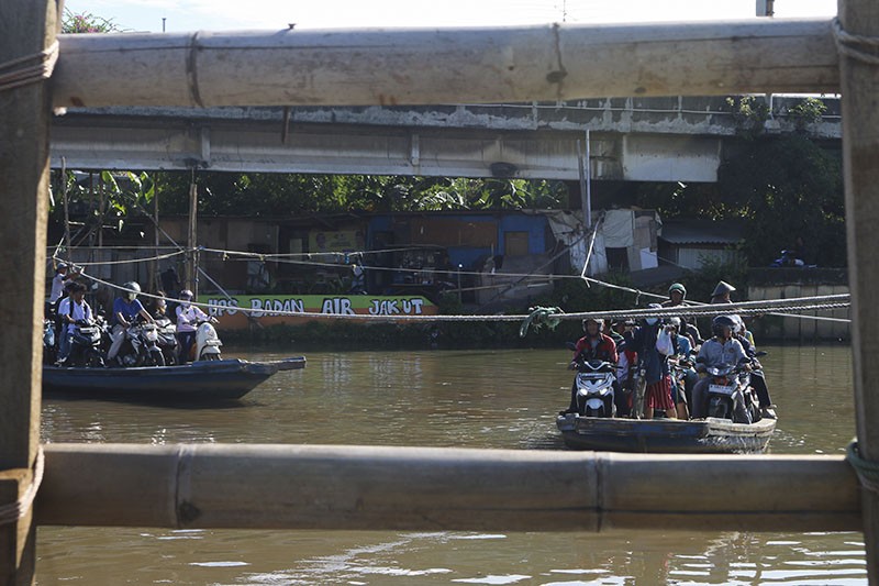Jasa Perahu Eretan di Penjaringan Bantu Warga Menghindari Kemacetan Ibu Kota - Bagian 3