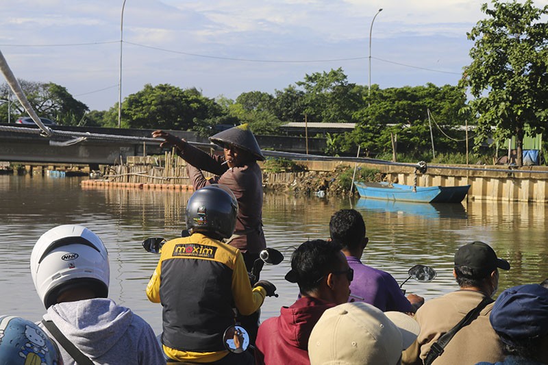 Jasa Perahu Eretan di Penjaringan Bantu Warga Menghindari Kemacetan Ibu Kota - Bagian 5
