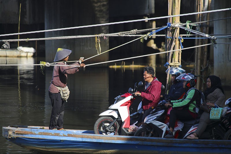 Jasa Perahu Eretan di Penjaringan Bantu Warga Menghindari Kemacetan Ibu Kota - Bagian 1