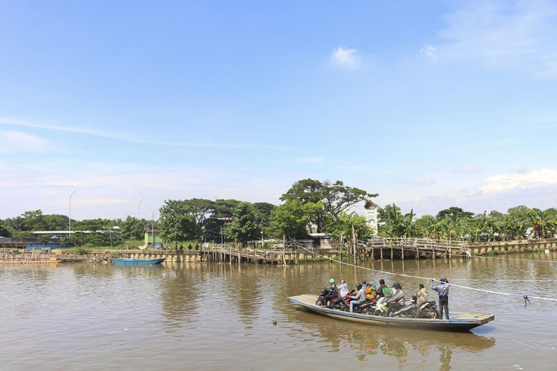 Jasa Perahu Eretan di Penjaringan Bantu Warga Menghindari Kemacetan Ibu Kota - Bagian 2