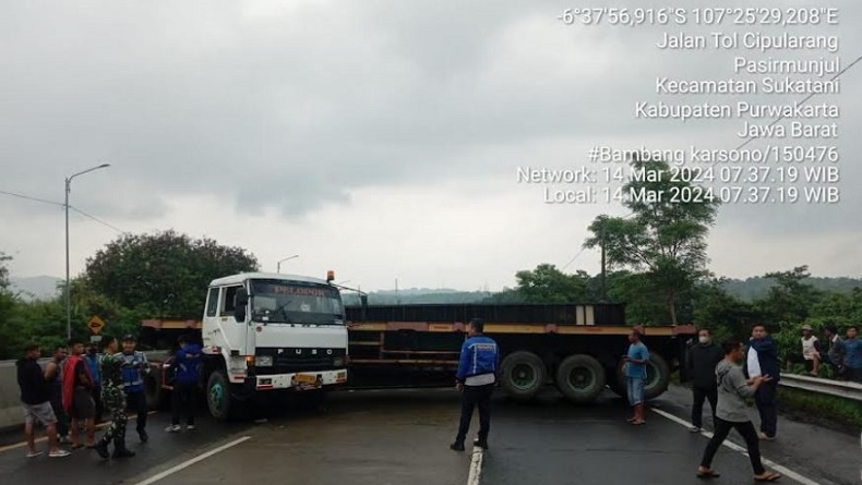 Kecelakaan Truk Tak Kuat Nanjak di Tol Cipularang, Jalan Mundur hingga Muatan Terbalik