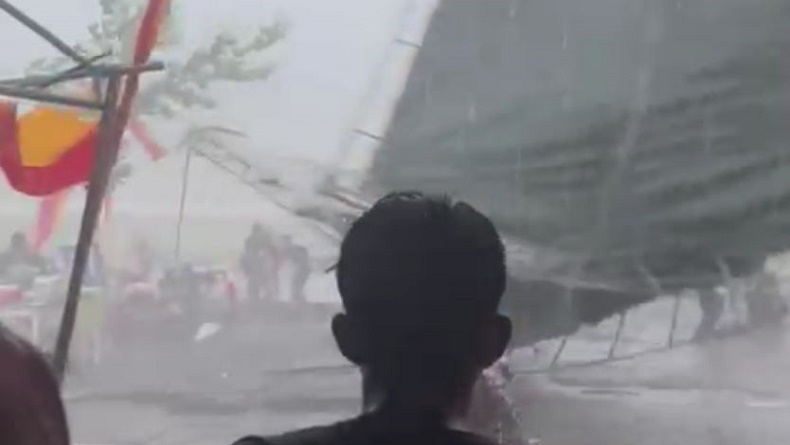 Viral Pasar Ramadan Porak-poranda Disapu Angin Kencang, 10 Motor Tertimpa Pohon