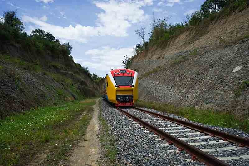 Penampakan Kereta Api Pertama di Sulawesi Melewati Pergunungan Karts Maros - Bagian 1