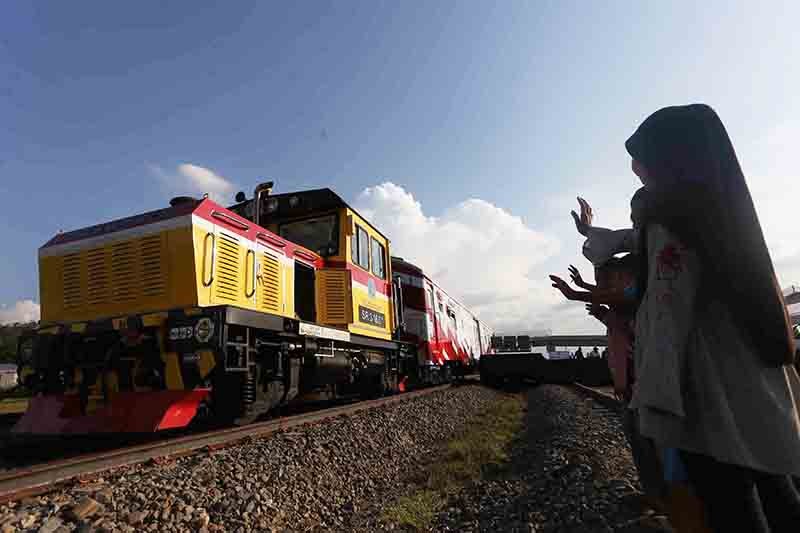 Penampakan Kereta Api Pertama di Sulawesi Melewati Pergunungan Karts Maros - Bagian 3