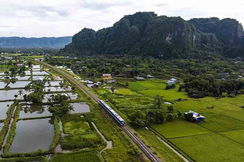 Penampakan Kereta Api Pertama di Sulawesi Melewati Pergunungan Karts Maros - Bagian 2