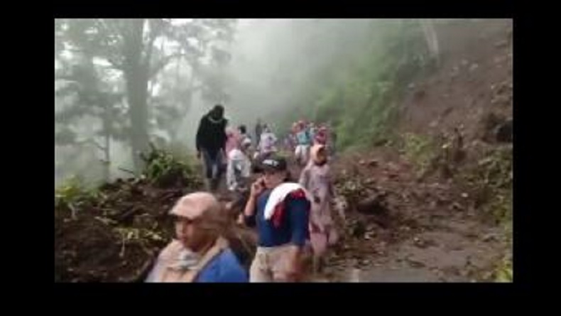 Longsor di Jalur Wisata Kawah Ijen, Akses Jalan ke Bondowoso Sempat Lumpuh Total
