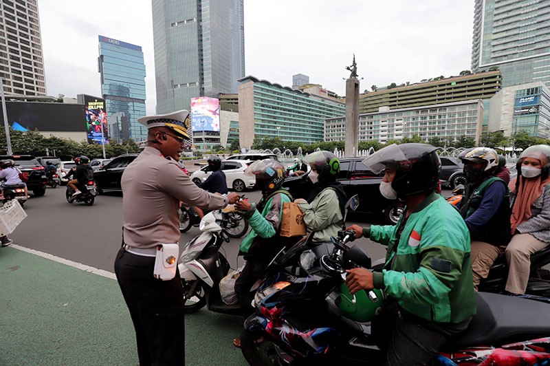 Ditlantas Polda Meto Jaya Bagikan Takjil Gratis kepada Pengendara di Bundaran HI - Bagian 1