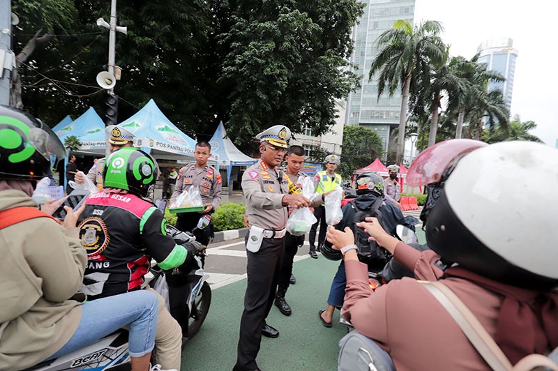 Ditlantas Polda Meto Jaya Bagikan Takjil Gratis kepada Pengendara di Bundaran HI - Bagian 2