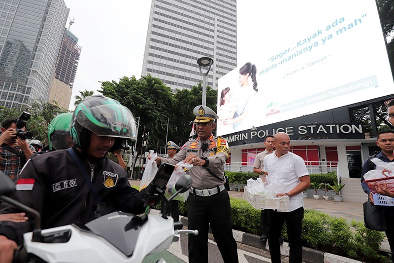 Ditlantas Polda Meto Jaya Bagikan Takjil Gratis kepada Pengendara di Bundaran HI - Bagian 3
