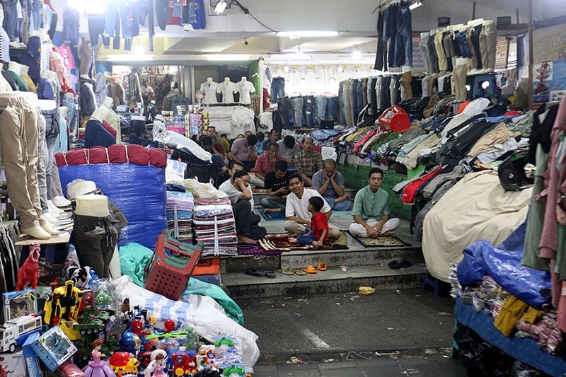 Salat Jumat di Tengah Lapak Pedagang Pasar Tanah Abang - Bagian 4