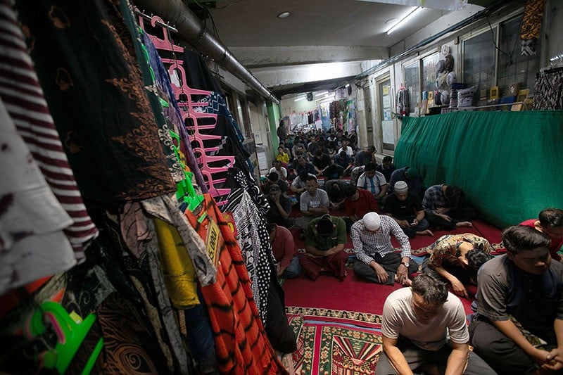 Salat Jumat di Tengah Lapak Pedagang Pasar Tanah Abang - Bagian 3