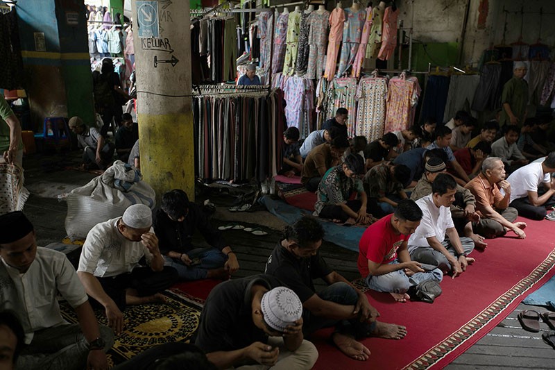 Salat Jumat di Tengah Lapak Pedagang Pasar Tanah Abang - Bagian 5
