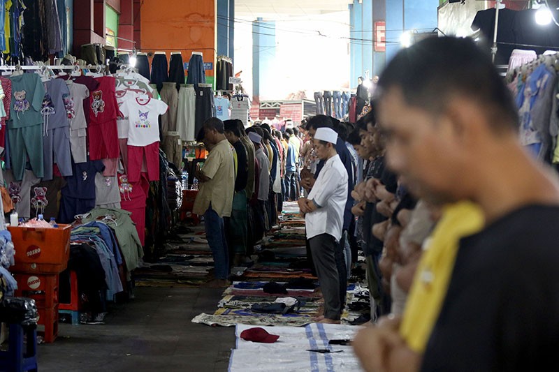 Salat Jumat di Tengah Lapak Pedagang Pasar Tanah Abang - Bagian 7
