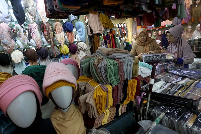 Penjualan Baju Muslim di Pasar Tanah Abang Meningkat pada Awal Ramadan 1445 H - Bagian 1