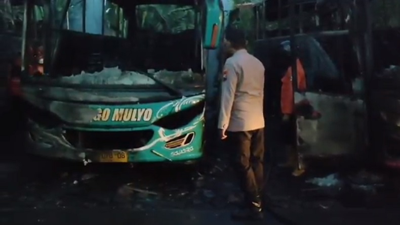 title 3 Bus PO Margo Mulyo Terbakar, Milik Anggota DPRD Pekalongan 3 Bus PO Margo Mulyo Terbakar, Milik Anggota DPRD Pekalongan