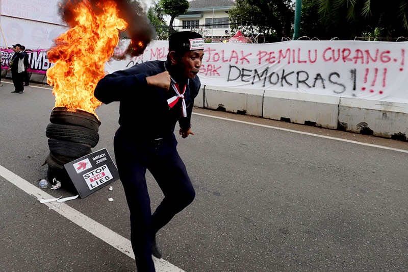 Massa Bakar Ban Tuntut Audit Forensik Sistem IT KPU - Bagian 3