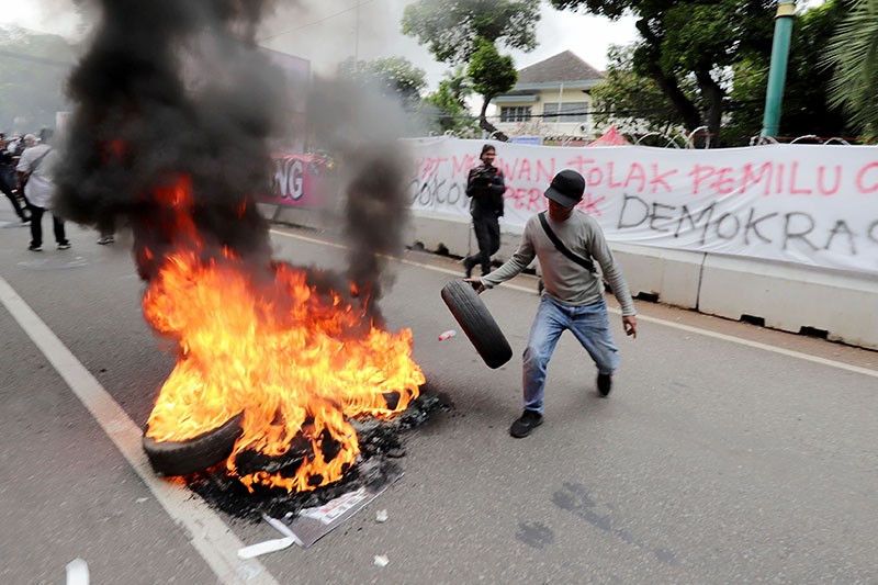 Massa Bakar Ban Tuntut Audit Forensik Sistem IT KPU - Bagian 4
