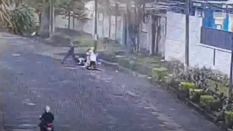 Santri Duel dengan Begal Bersajam Terekam CCTV di Cikupa, Terluka di Tangan dan Kepala