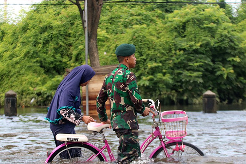 Gerak Cepat Prajurit TNI Evakuasi Warga Terdampak Banjir di Semarang - Bagian 3