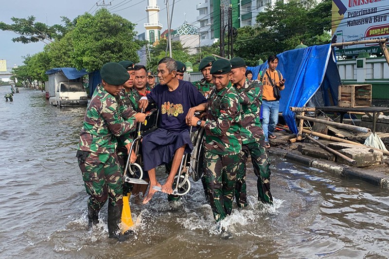 Gerak Cepat Prajurit TNI Evakuasi Warga Terdampak Banjir di Semarang - Bagian 1