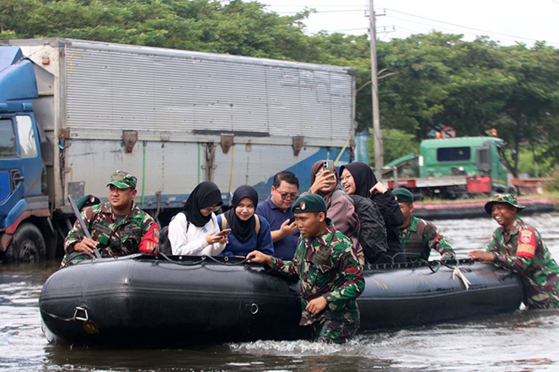 Gerak Cepat Prajurit TNI Evakuasi Warga Terdampak Banjir di Semarang - Bagian 2