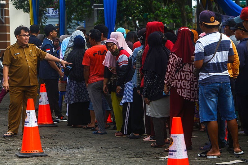 Ratusan Warga Palembang Rela Kepanasan demi Dapat Beras Murah - Bagian 3