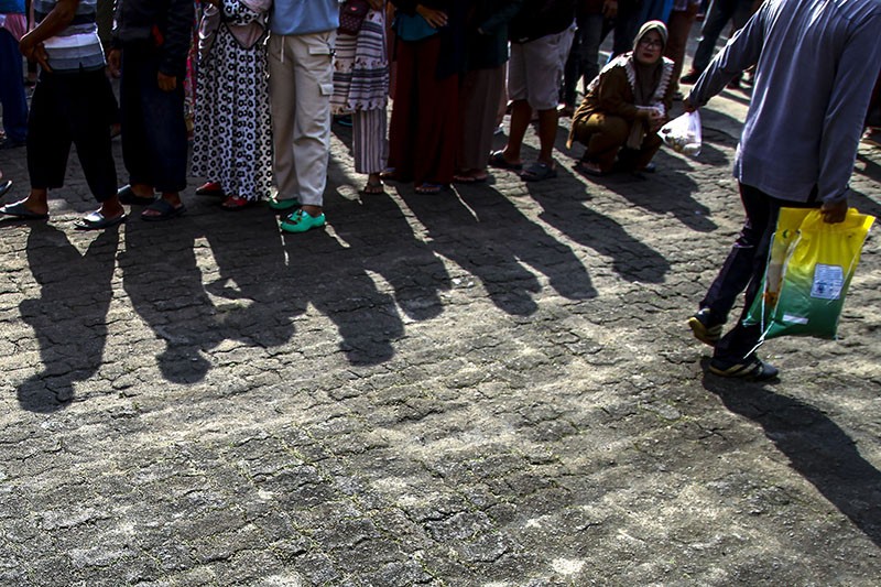 Ratusan Warga Palembang Rela Kepanasan demi Dapat Beras Murah - Bagian 1