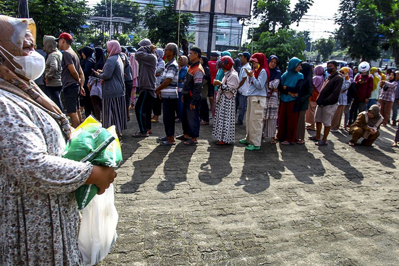 Ratusan Warga Palembang Rela Kepanasan demi Dapat Beras Murah - Bagian 2