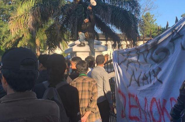 Demo di Gedung Sate Bandung, HMI Nilai Pemerintah Gagal Sejahterakan Rakyat