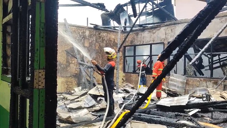 Api Berkobar Diterjang Angin Kencang, Rumah Warga dan Sekolah di Samarinda Hangus Terbakar