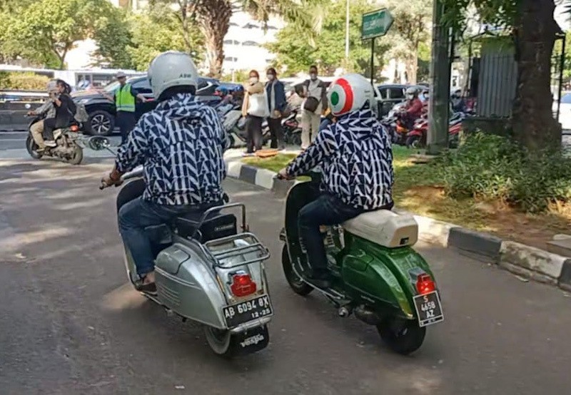 Gaya Anies-Cak Imin Naik Vespa Berburu Takjil ke Benhil - Bagian 3