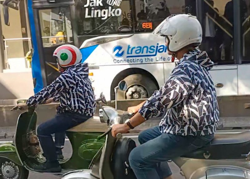 Gaya Anies-Cak Imin Naik Vespa Berburu Takjil ke Benhil - Bagian 4