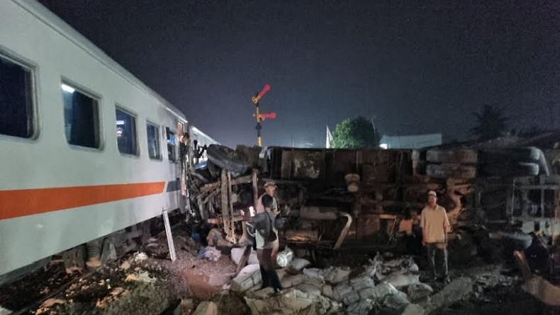 Kereta Api Putri Deli Bawa 317 Penumpang Tabrak Truk Mogok di Pelintasan Sergai