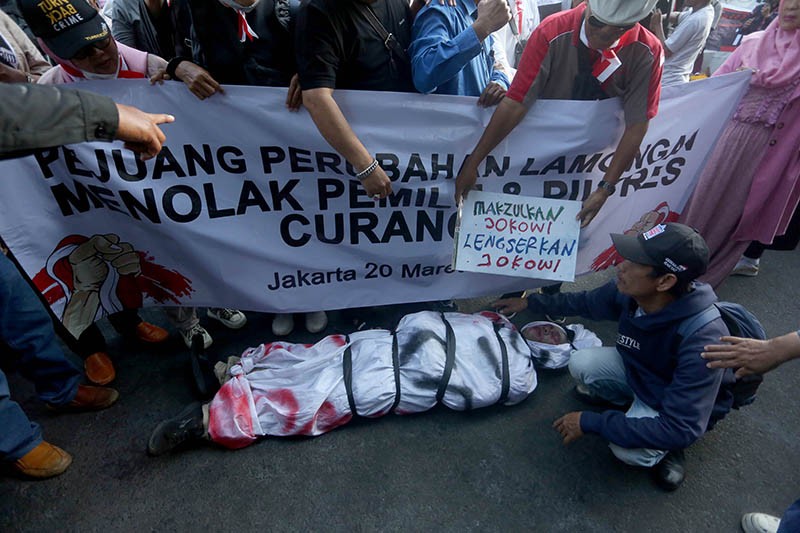 Massa Tuntut KPU Putuskan Hasil Pemilu 2024 dengan Jujur dan Adil - Bagian 2