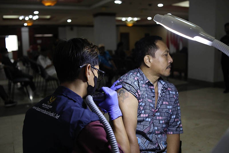 Potret Bapak-Bapak Ikuti Layanan Hapus Tato Gratis - Bagian 1