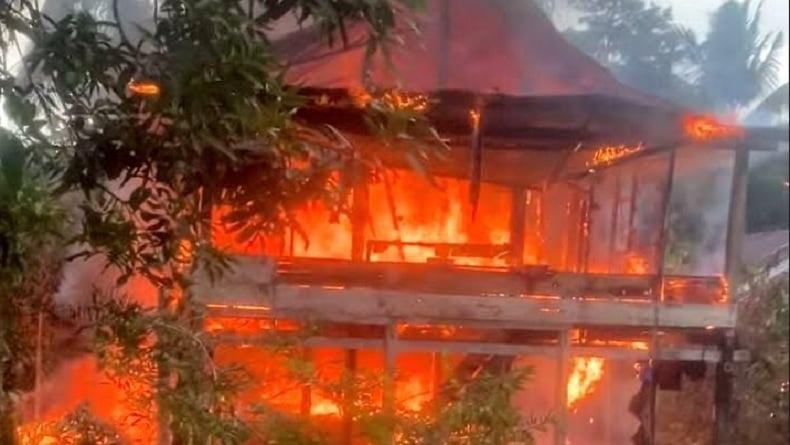 Rumah di Kolaka Utara Hangus Dilalap Api, 2 Orang Luka Bakar Dilarikan ke RS
